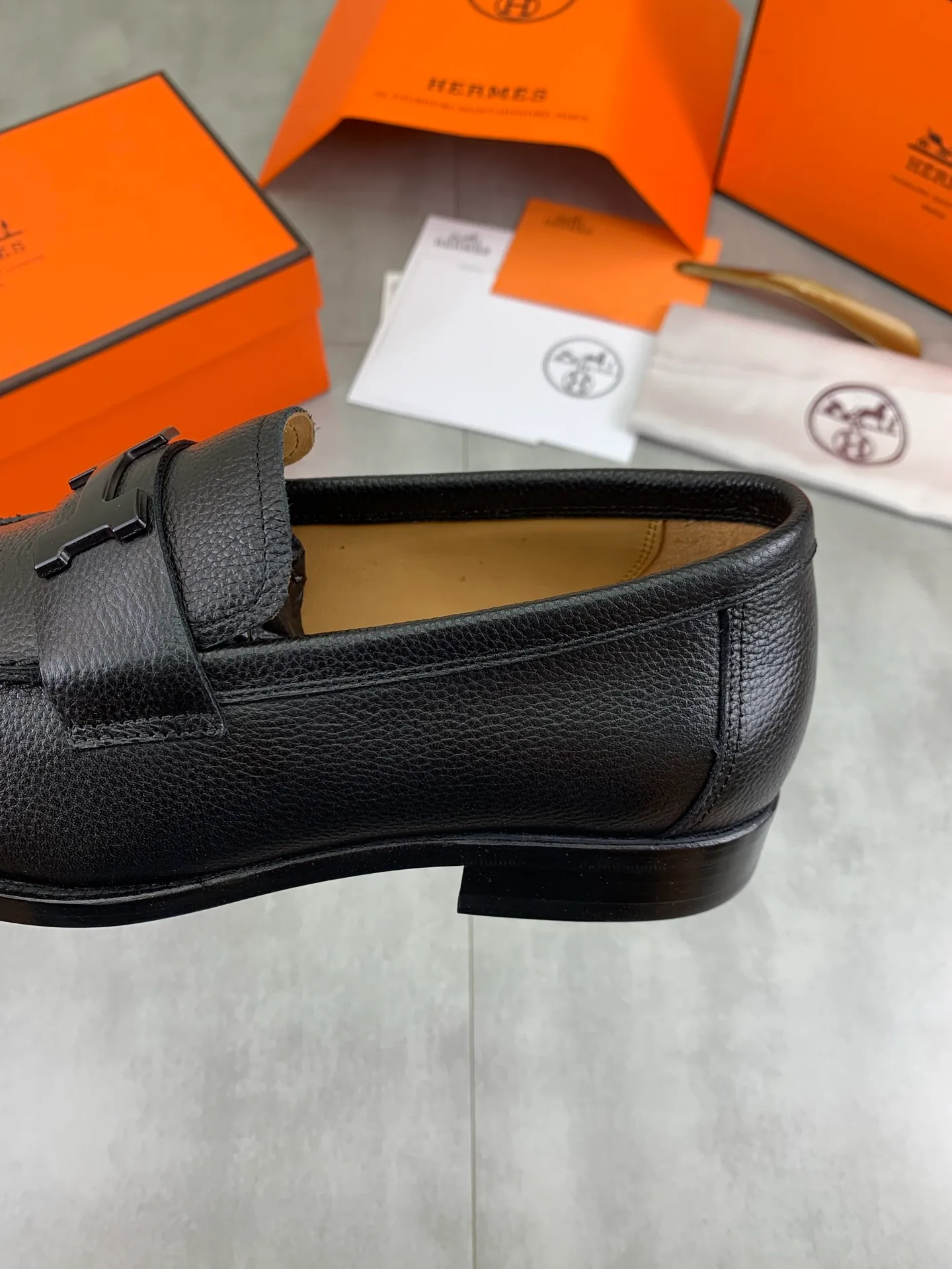 Factory price P980 💰💎💎💎 Original genuine leather outsole Brand: Hermès Grade: Same as the official website Original quality materials: Original soft calfskin Water-dyed cowhide lining Original Italian genuine leather outsole Style categories: Men's fashion Formal casual leather shoes Slip-on men's shoes series Young fashion European and American trends British style Code number: 39-45 (38.46 can be customized)